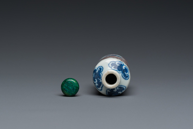 Tabati&egrave;re en porcelaine de Chine en bleu, blanc et rouge de cuivre &agrave; d&eacute;cor d'un dragon, marque de Yongzheng, 19&egrave;me