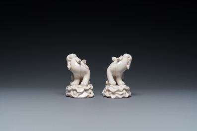 Paire de sculptures de xiezhi en porcelaine blanche de Chine de Dehua, probablement Kangxi