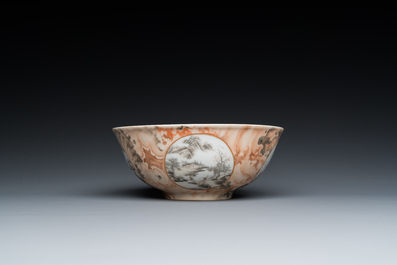 Bol en porcelaine de Chine aux m&eacute;daillons en grisaille sur fond faux bois, marque de Qianlong, R&eacute;publique