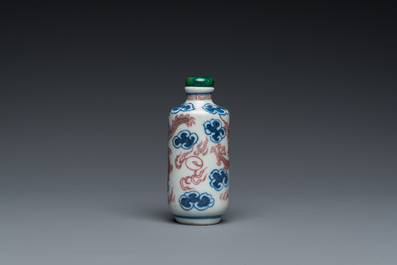 Een Chinese blauw-witte en koperrode snuiffles met een draak, Yongzheng merk, 19e eeuw