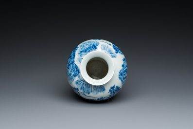 Een Chinese blauw-witte vaas met een bergachtig landschap, Kangxi merk, Republiek