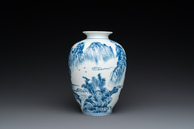 Vase en porcelaine de Chine en bleu et blanc &agrave; d&eacute;cor d'un paysage montagneux, marque de Kangxi, R&eacute;publique
