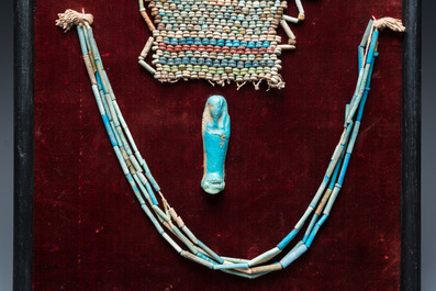 Een Egyptisch dodenmasker in faience parels, een oushabti en een ketting, Ptolema&iuml;sche periode