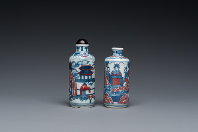 Twee Chinese blauw-witte en koperrode snuifflessen, Yongzheng merk, 19e eeuw