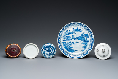 An extensive collection of varied Chinese porcelain wares, 19/20th C.