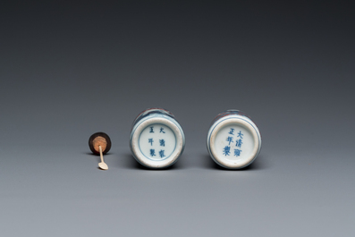 Deux tabati&egrave;res en porcelaine de Chine en bleu, blanc et rouge de cuivre, marque de Yongzheng, 19&egrave;me