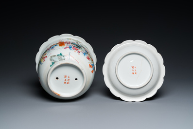 Une jardini&egrave;re sur support et un vase en porcelaine de Chine famille rose, marque de Hongxian et de Qianlong, R&eacute;publique