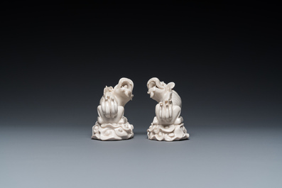 Een paar Chinese Dehua blanc de Chine sculpturen van xiezhi, wellicht Kangxi