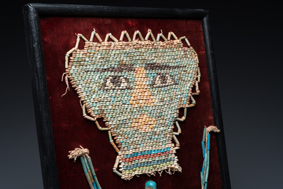 Een Egyptisch dodenmasker in faience parels, een oushabti en een ketting, Ptolema&iuml;sche periode