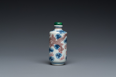 Een Chinese blauw-witte en koperrode snuiffles met een draak, Yongzheng merk, 19e eeuw