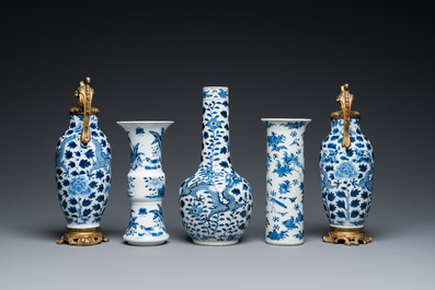 Cinq vases en porcelaine de Chine en bleu et blanc, 19&egrave;me