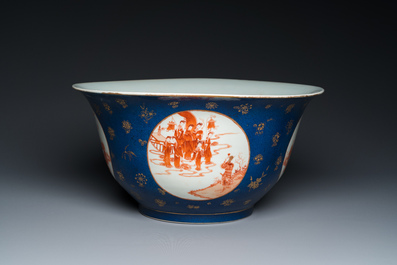 Grand bol en porcelaine de Chine en bleu poudr&eacute; et rouge de fer &agrave; d&eacute;cor des 'huit immortels', 19&egrave;me