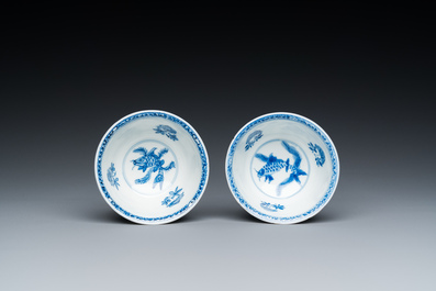 Een paar Chinese blauw-witte koppen en schotels met karpers, Kangxi