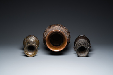 Zes Japanse bronzen vazen en wierookbranders, Edo/Meiji, 18/19e eeuw