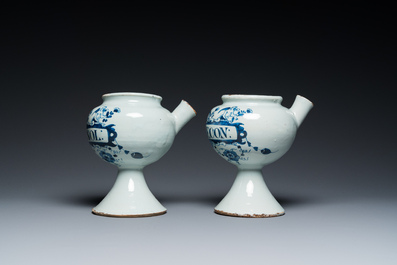 Een paar blauw-witte Engelse Delftware siroopkannen, wellicht Londen, vroeg 18e eeuw