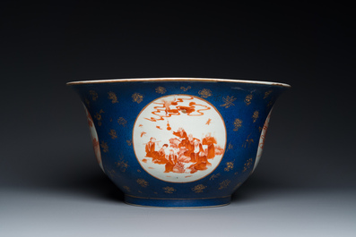 Grand bol en porcelaine de Chine en bleu poudr&eacute; et rouge de fer &agrave; d&eacute;cor des 'huit immortels', 19&egrave;me
