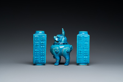 Une paire de vases cong en porcelaine de Chine en turquoise monochrome et un br&ucirc;le-parfum en forme de luduan, 19/20&egrave;me