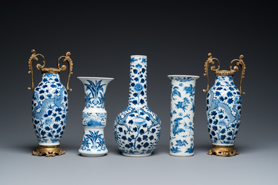 Cinq vases en porcelaine de Chine en bleu et blanc, 19&egrave;me