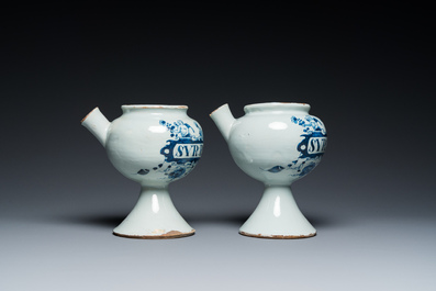 Een paar blauw-witte Engelse Delftware siroopkannen, wellicht Londen, vroeg 18e eeuw