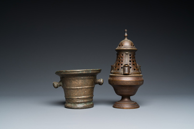 Deux pax dont un dor&eacute;, un mortier et un encensoir en bronze, Europe de l'Ouest, 16/17&egrave;me