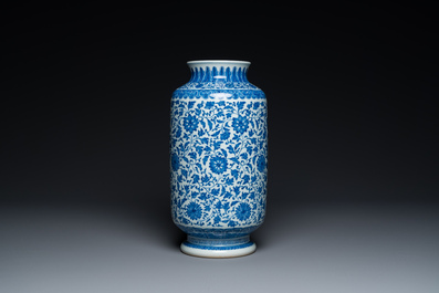 Vase en porcelaine de Chine en bleu et blanc &agrave; d&eacute;cor de rinceaux de lotus de style Ming, marque de Qianlong mais probablement post&eacute;rieur