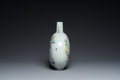 Vase de forme 'bianhu' en porcelaine de Chine famille rose &agrave; d&eacute;cor d'oiseaux parmi des branches fleuries, marque de Yongzheng, 20&egrave;me