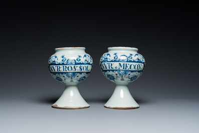 Een paar blauw-witte Engelse Delftware siroopkannen, wellicht Londen, vroeg 18e eeuw