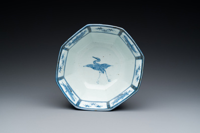 Een Japanse blauw-witte octagonale 'kraanvogels' kom, Edo, 18e eeuw