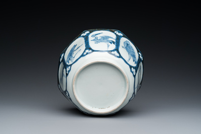 Bol de forme octogonale en porcelaine Arita de Japon en bleu et blanc &agrave; d&eacute;cor de grues, Edo, 18&egrave;me