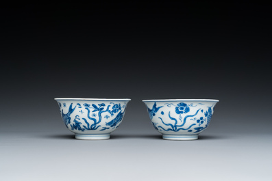 Une paire de tasses et soucoupes en porcelaine de Chine en bleu et blanc &agrave; d&eacute;cor de 'carpes', Kangxi