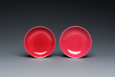 Paire de tasses et soucoupes en porcelaine de Chine en rubis monochrome, 19/20&egrave;me