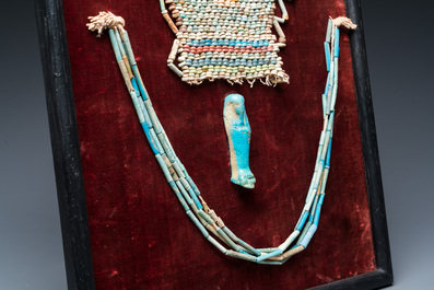 Een Egyptisch dodenmasker in faience parels, een oushabti en een ketting, Ptolema&iuml;sche periode