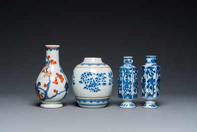 Drie Chinese blauw-witte vaasjes en een Imari-stijl vaasje, Kangxi