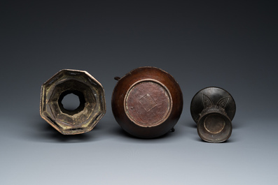 Drie Chinese bronzen vazen, 17e eeuw en later