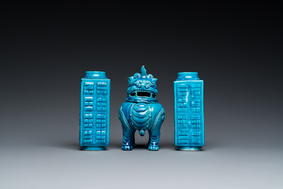 Een paar Chinese turquoise 'cong' vazen en een 'luduan' wierookbrander, 19/20e eeuw