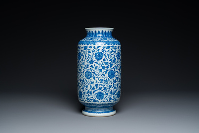 Vase en porcelaine de Chine en bleu et blanc &agrave; d&eacute;cor de rinceaux de lotus de style Ming, marque de Qianlong mais probablement post&eacute;rieur