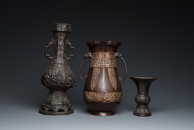 Trois vases en bronze, Chine, 17&egrave;me et post&eacute;rieur