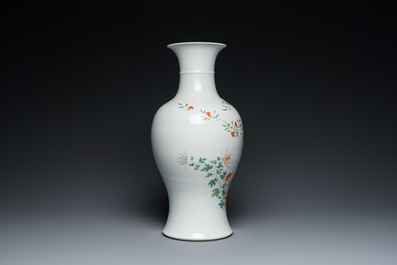 Une jardini&egrave;re sur support et un vase en porcelaine de Chine famille rose, marque de Hongxian et de Qianlong, R&eacute;publique