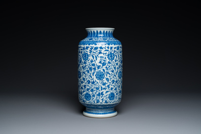 Een Chinese blauw-witte vaas met lotusslingers in Ming-stijl, Qianlong merk maar wellicht later