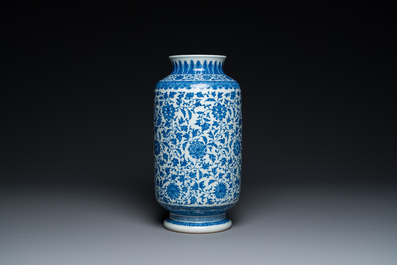 Vase en porcelaine de Chine en bleu et blanc &agrave; d&eacute;cor de rinceaux de lotus de style Ming, marque de Qianlong mais probablement post&eacute;rieur