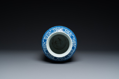 Vase en porcelaine de Chine en bleu et blanc &agrave; d&eacute;cor de rinceaux de lotus de style Ming, marque de Qianlong mais probablement post&eacute;rieur