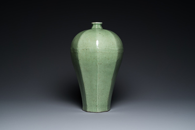 Een grote Chinese celadon-geglazuurde octagonale 'meiping' vaas, 18/19e eeuw