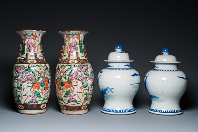 Een paar Chinese blauw-witte dekselvazen en een paar Nanking famille rose vazen, 19e eeuw