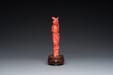 A Chinese red coral figure of a standing lady, 19/20th C.