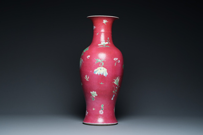 Vase en porcelaine de Chine famille rose &agrave; fond rouge de rubis au sgraffito, marque de Qianlong, R&eacute;publique