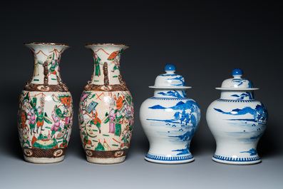 Une paire de vases couverts en porcelaine de Chine en bleu et blanc et une paire de vases dit 'de Nankin', 19&egrave;me