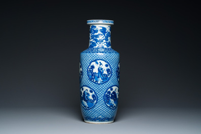 Een Chinese blauw-witte rouleau vaas met onsterfelijken, Kangxi merk, 19e eeuw
