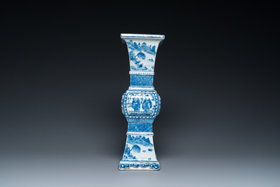 Een Chinese blauw-witte vierkante 'gu' vaas, 19e eeuw