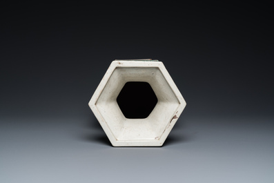 Vase de forme hexagonale en biscuit &eacute;maill&eacute; vert, Chine, 19&egrave;me