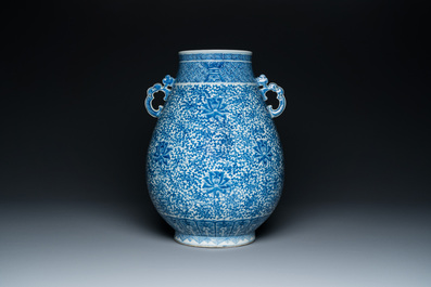 Vase de forme 'hu' en porcelaine de Chine en bleu et blanc aux rinceaux de lotus, marque de Qianlong, 19&egrave;me